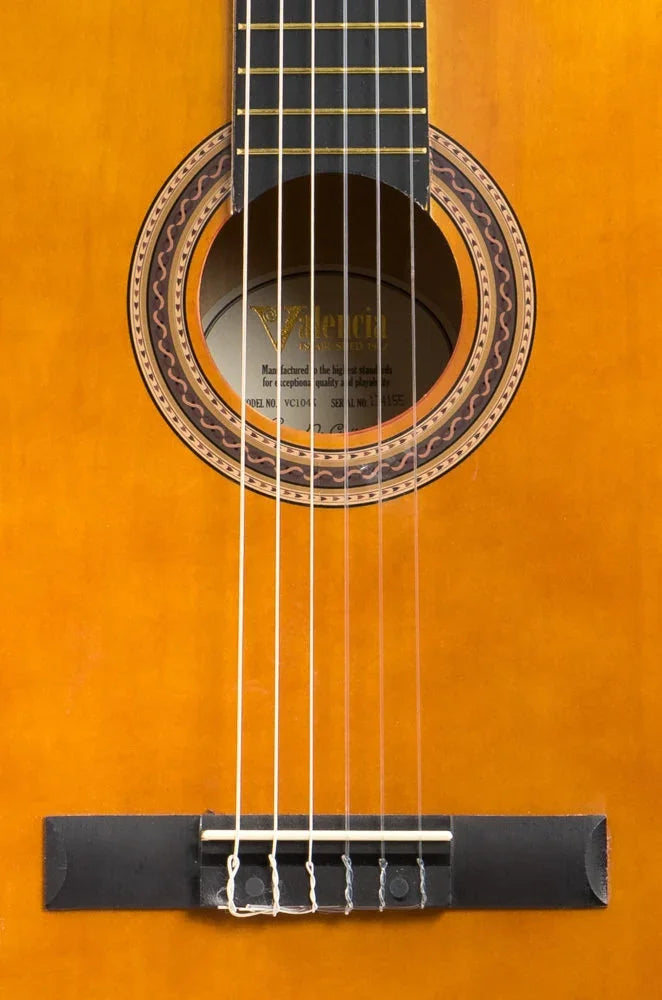Valencia VC104K (pakke) klassisk fuldskala guitar med taske og clip-tuner