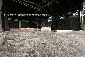 Et kig hen over gulvet på 9 x 10 meter scene...