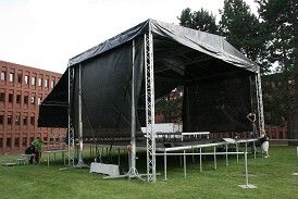 Scene på 9 x 10 meter i Gladsaxe. Produktion og levering: MUSIKSTART ApS