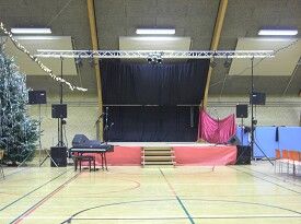 Lille fin 6x4 meter scene med lysbro og lydanlæg til Skole Julefest...