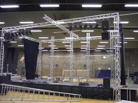 Scenegulvet måler 11 x 5 meter, med 5 meters frihøjde til toprig...
