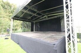 Scenegulv er 1,2 meter over grundplan. 100% gyngefast og stabilt...