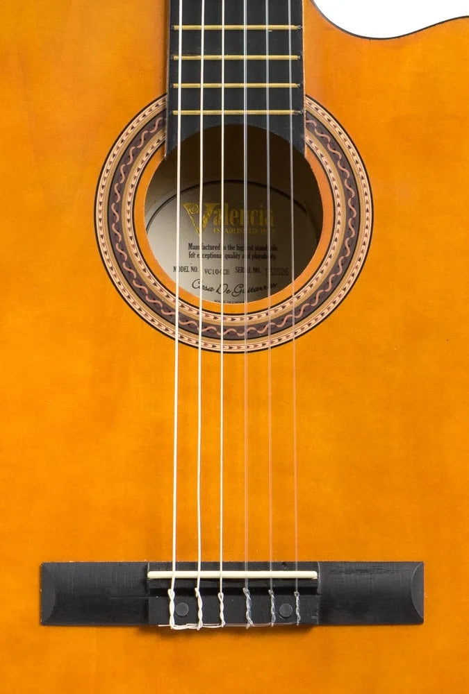 Valencia VC104CE 4/4 Natural Klassisk guitar med forforstærker
