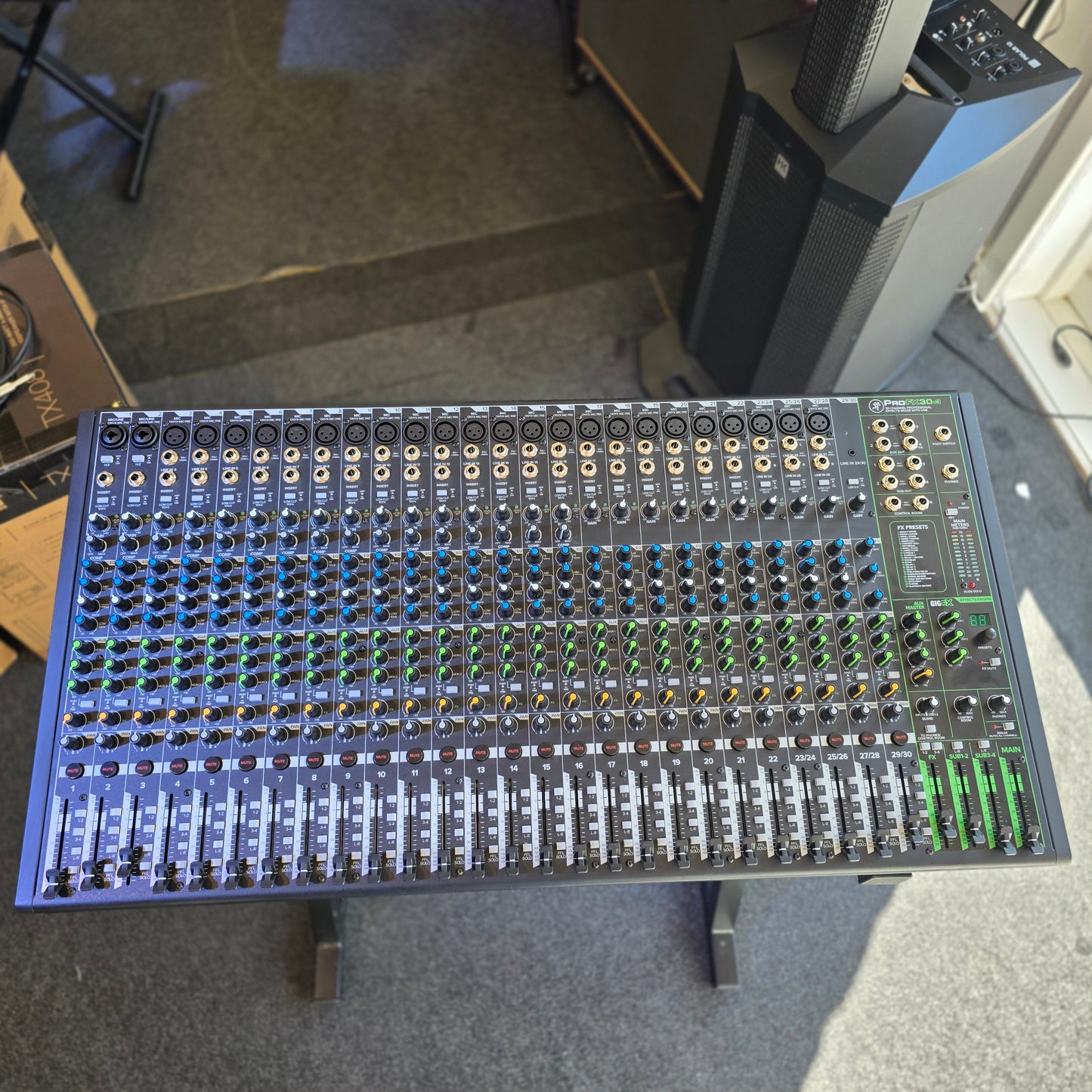 BRUGT: Mackie ProFX30v3 30-kanals analog mixer med USB inkl. taske med hjul