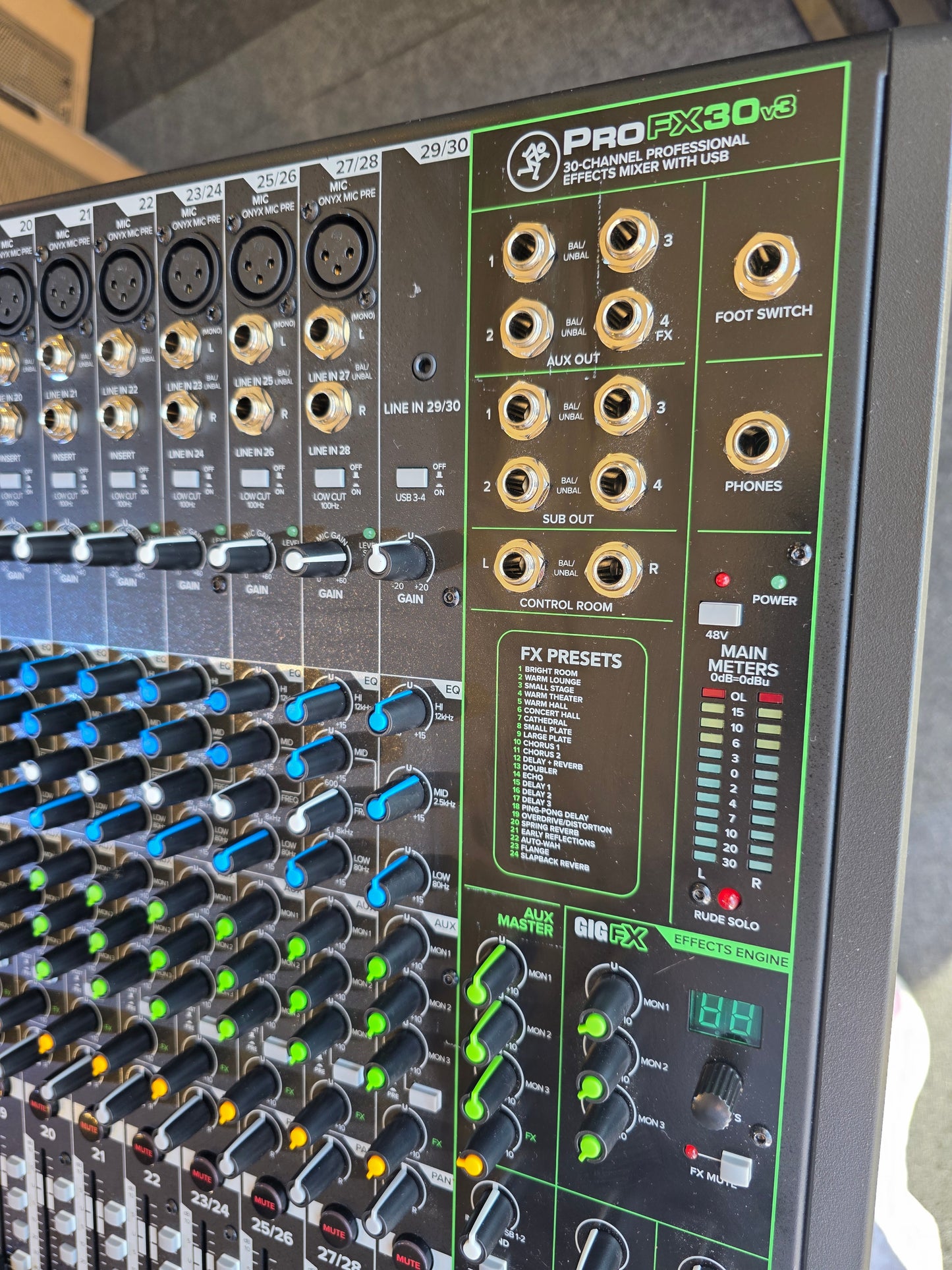 BRUGT: Mackie ProFX30v3 30-kanals analog mixer med USB inkl. taske med hjul