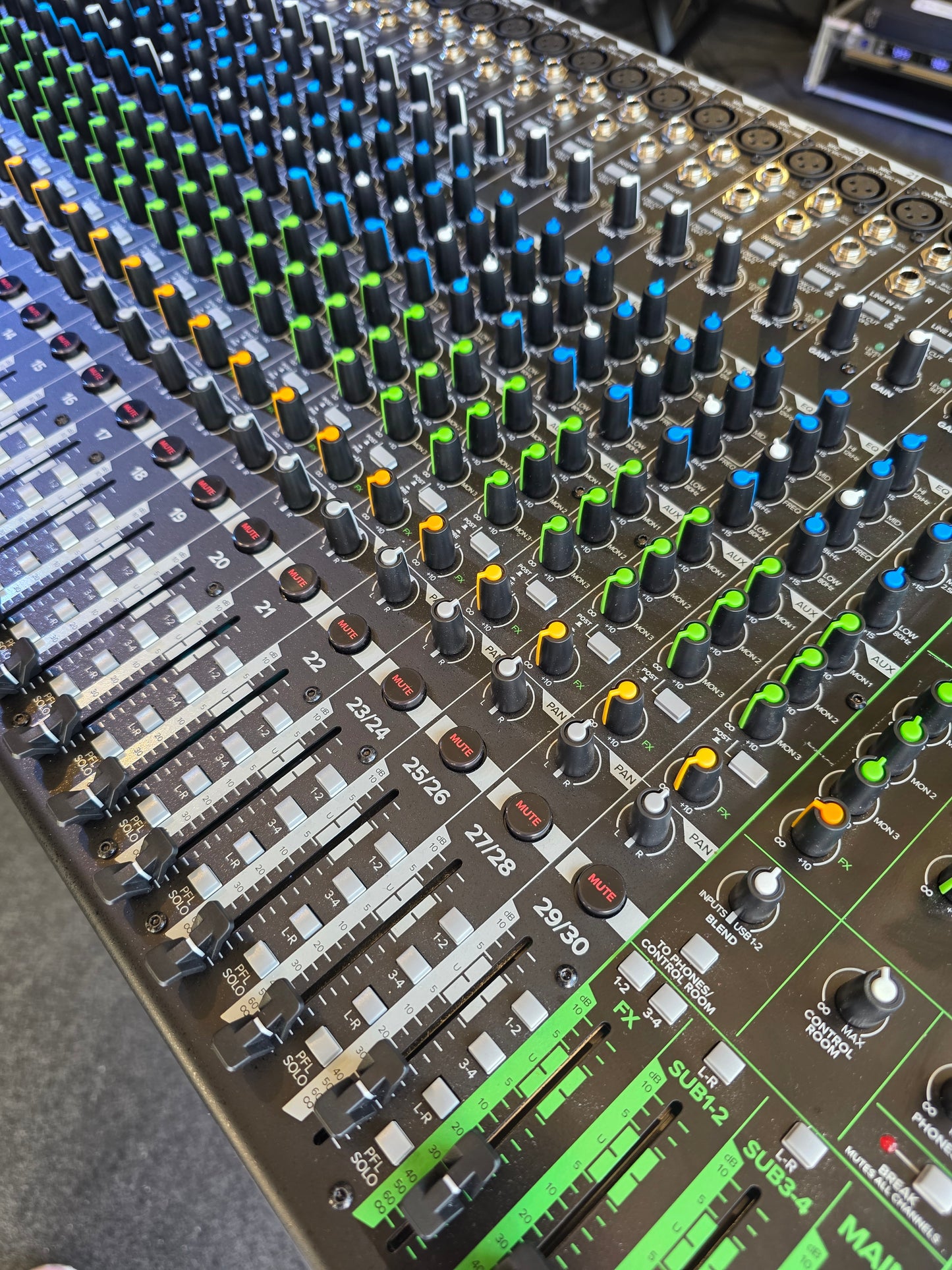 BRUGT: Mackie ProFX30v3 30-kanals analog mixer med USB inkl. taske med hjul