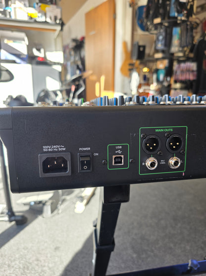 BRUGT: Mackie ProFX30v3 30-kanals analog mixer med USB inkl. taske med hjul