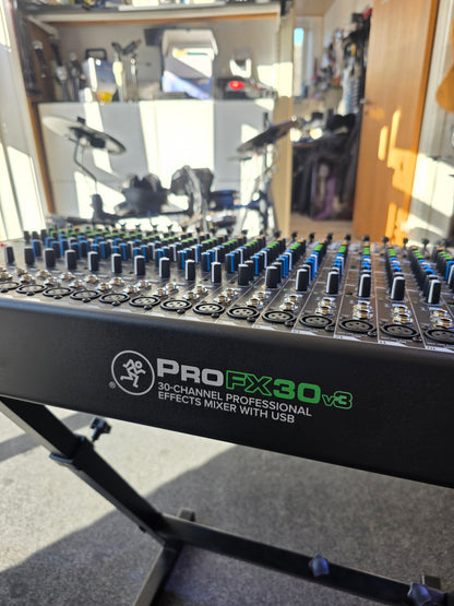 BRUGT: Mackie ProFX30v3 30-kanals analog mixer med USB inkl. taske med hjul