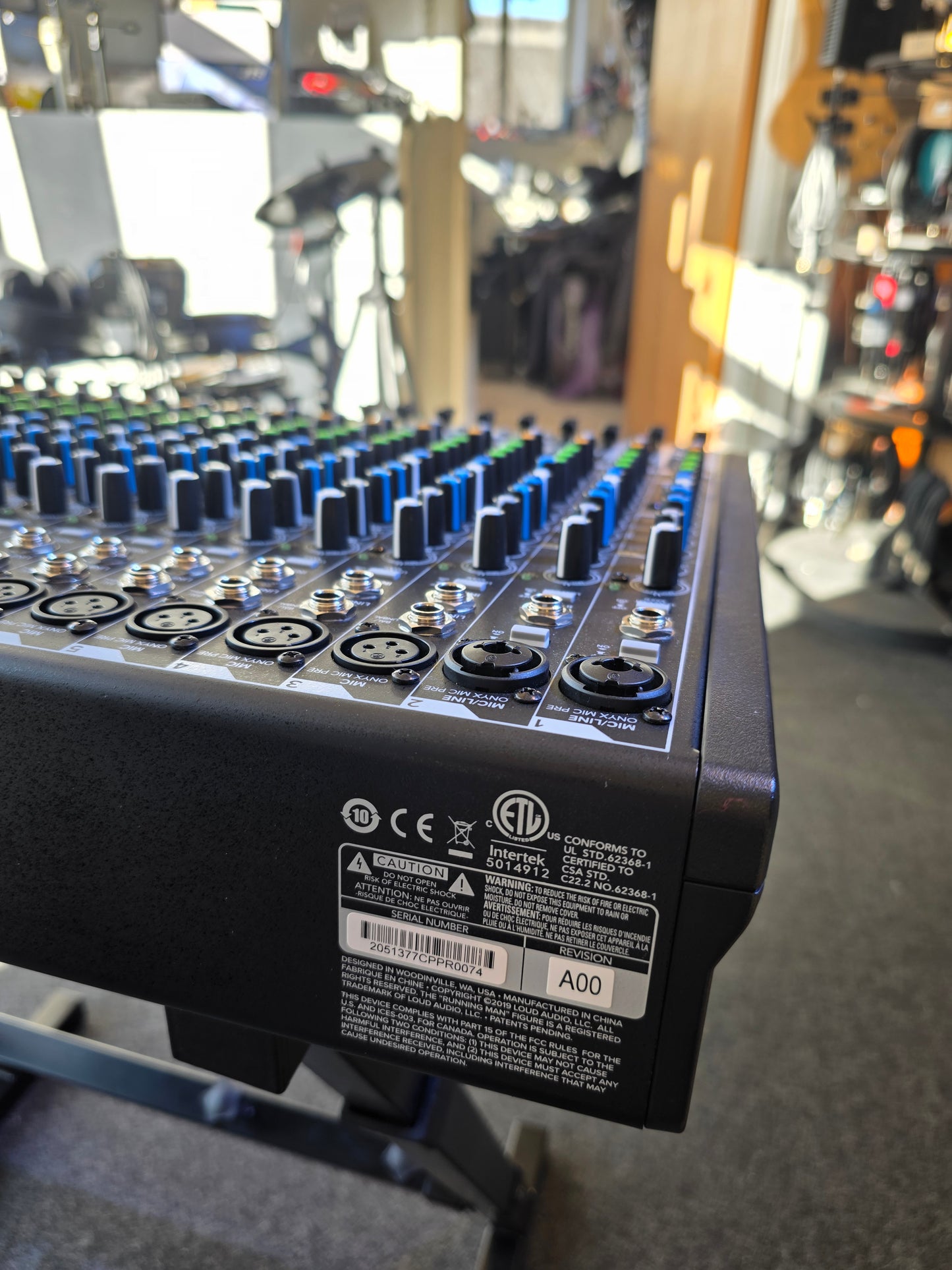 BRUGT: Mackie ProFX30v3 30-kanals analog mixer med USB inkl. taske med hjul