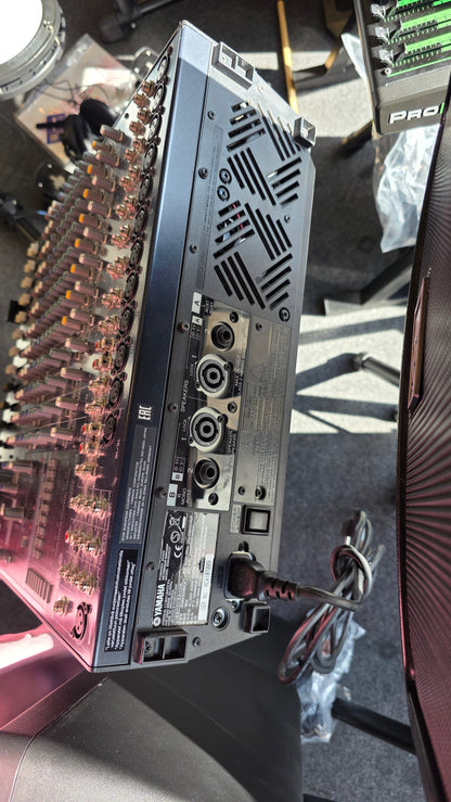 BRUGT: Yamaha EMX 5016CF powered mixer