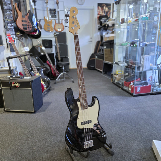 BRUGT: Fender Squier jazz Bass, sort gloss - årgang 2006