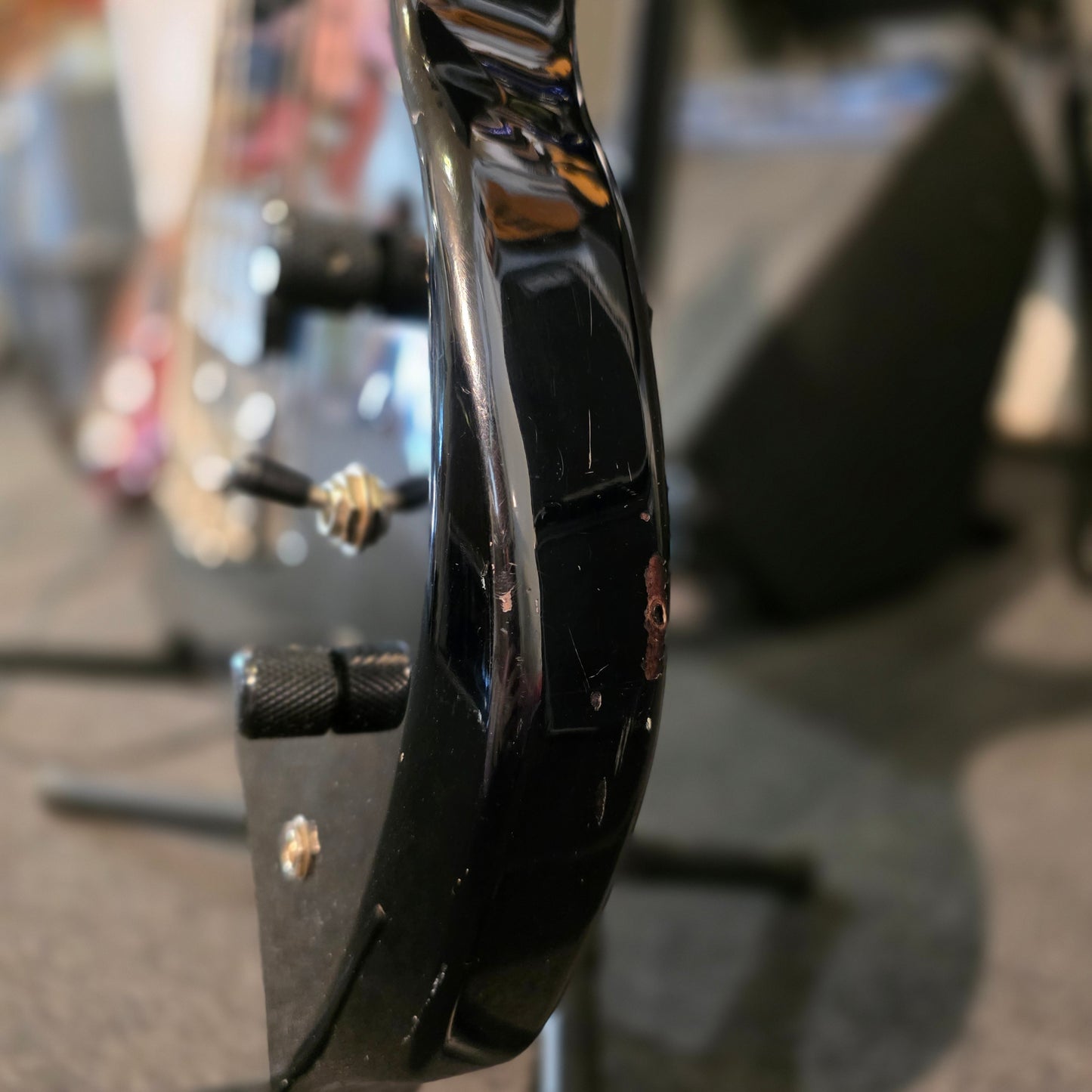 BRUGT: Vision heavy metal style elbas