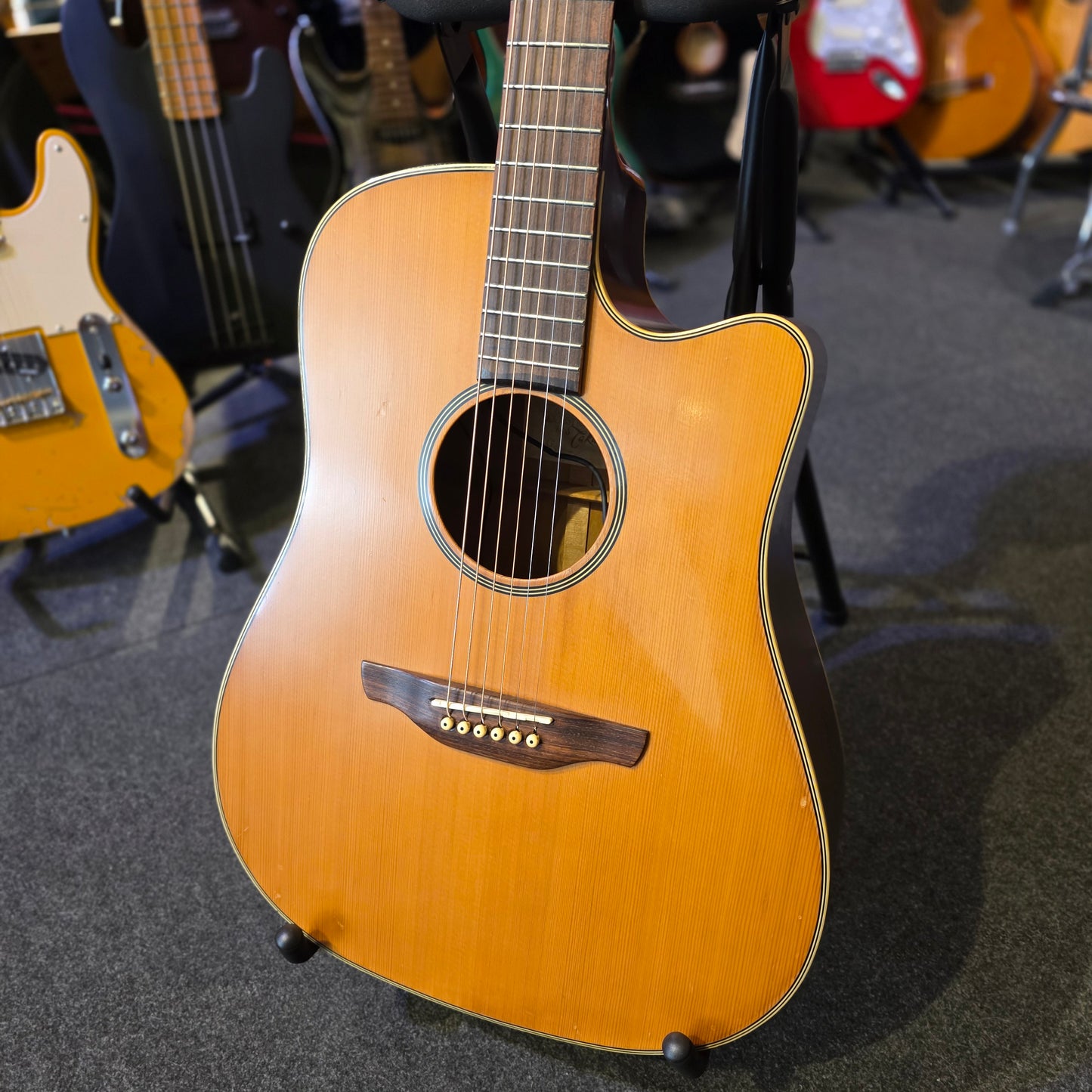BRUGT: Takamine EG-10C G series akustisk guitar med preamp