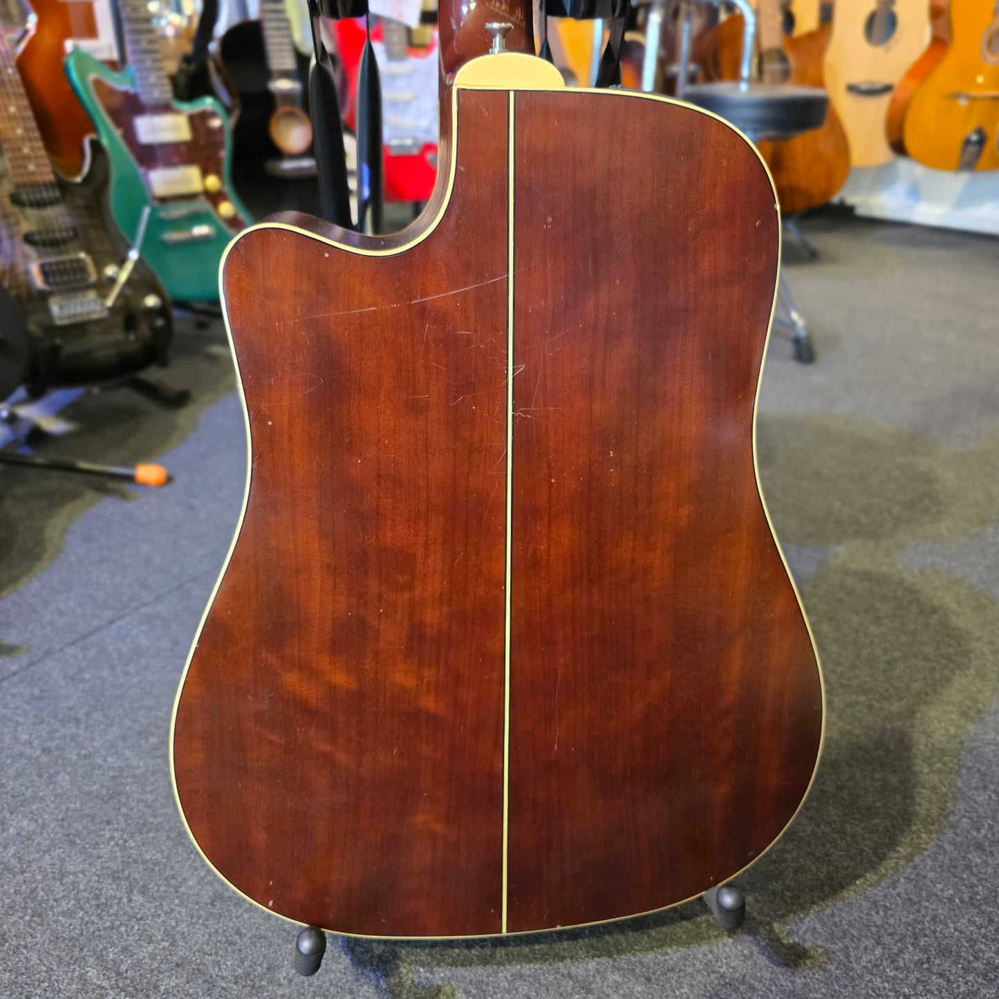 BRUGT: Takamine EG-10C G series akustisk guitar med preamp
