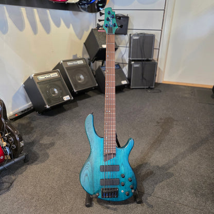 BRUGT: Cort B5 Plus AS RM, solid body open pore, trans blue elbas, inklusiv Gator hardcase