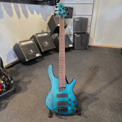 BRUGT: Cort B5 Plus AS RM, solid body open pore, trans blue elbas, inklusiv Gator hardcase
