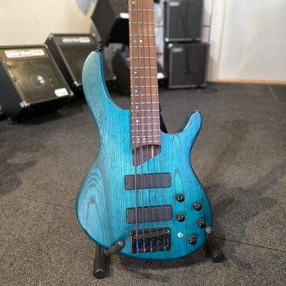 BRUGT: Cort B5 Plus AS RM, solid body open pore, trans blue elbas, inklusiv Gator hardcase