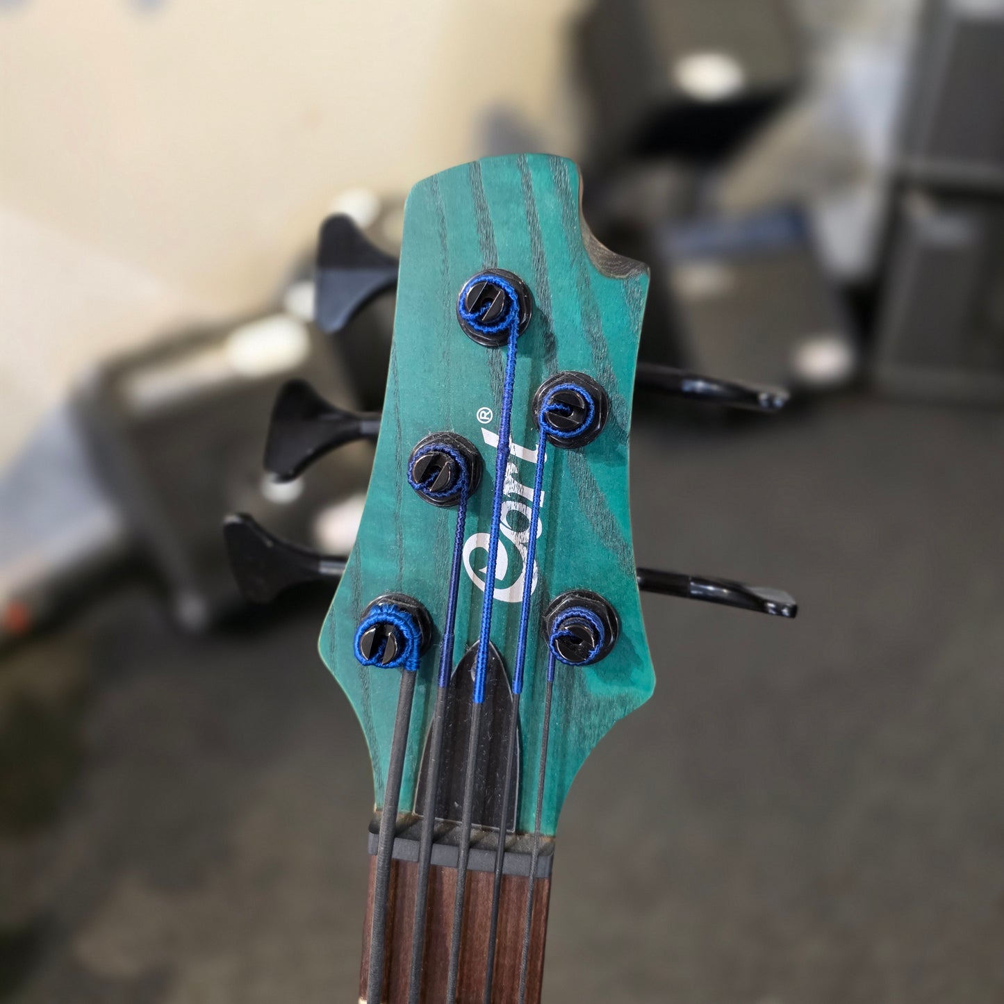 BRUGT: Cort B5 Plus AS RM, solid body open pore, trans blue elbas, inklusiv Gator hardcase
