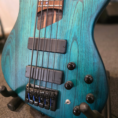 BRUGT: Cort B5 Plus AS RM, solid body open pore, trans blue elbas, inklusiv Gator hardcase