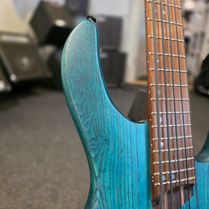 BRUGT: Cort B5 Plus AS RM, solid body open pore, trans blue elbas, inklusiv Gator hardcase
