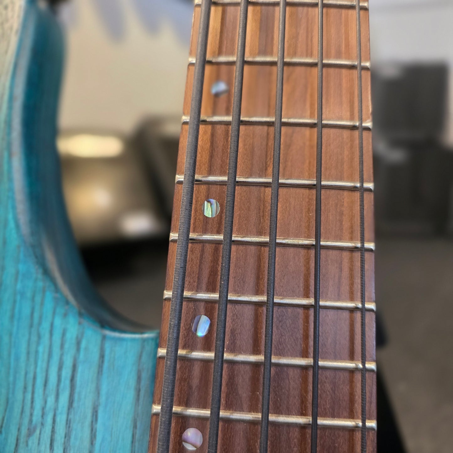 BRUGT: Cort B5 Plus AS RM, solid body open pore, trans blue elbas, inklusiv Gator hardcase