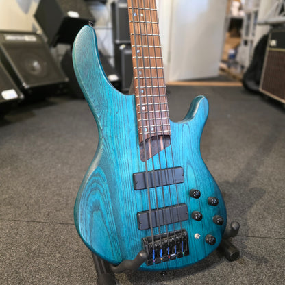 BRUGT: Cort B5 Plus AS RM, solid body open pore, trans blue elbas, inklusiv Gator hardcase