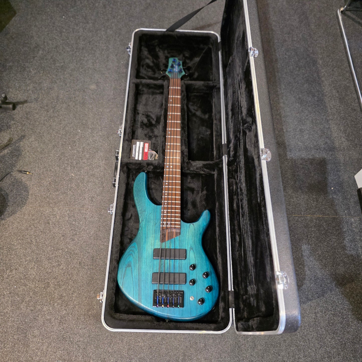BRUGT: Cort B5 Plus AS RM, solid body open pore, trans blue elbas, inklusiv Gator hardcase