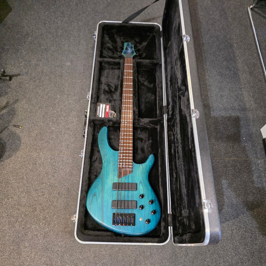 BRUGT: Cort B5 Plus AS RM, solid body open pore, trans blue elbas, inklusiv Gator hardcase