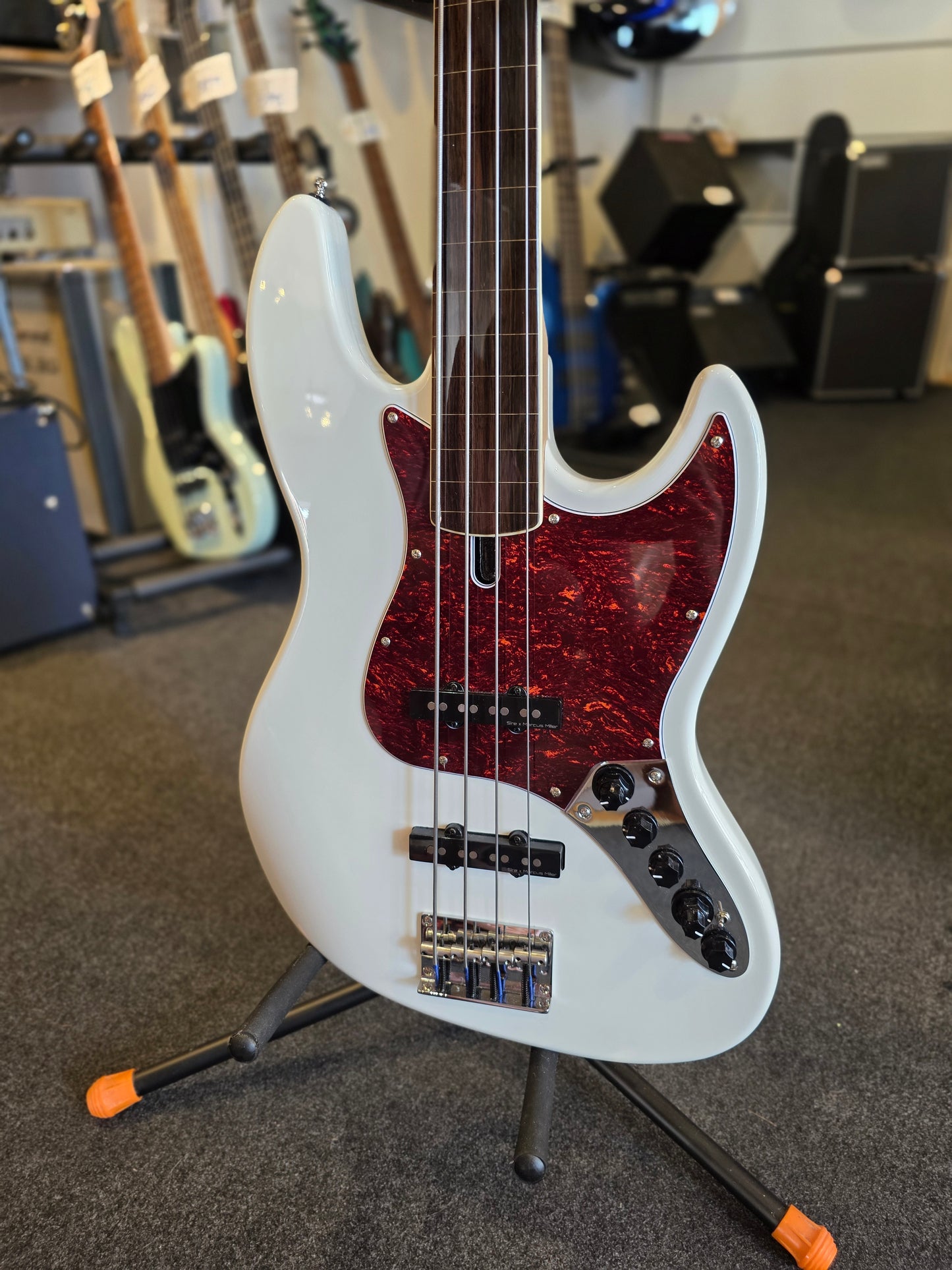Sire Marcus Miller V7 Fretless, 4-strengs 2nd Gen båndløs elbas