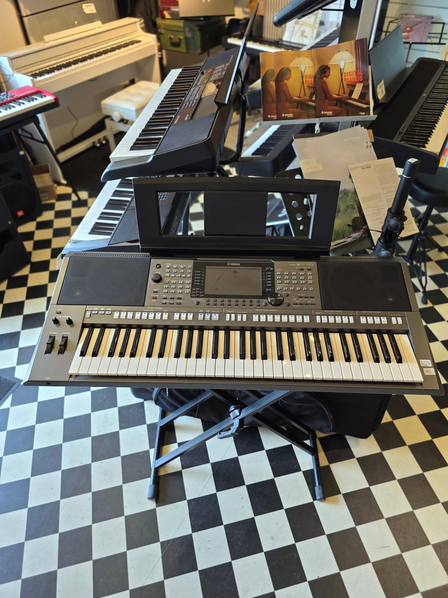BRUGT: Yamaha PSR-s770 arranger workstation keyboard, inkl. taske og x-stativ