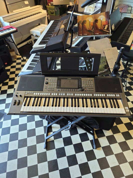 BRUGT: Yamaha PSR-s770 arranger workstation keyboard, inkl. taske og x-stativ