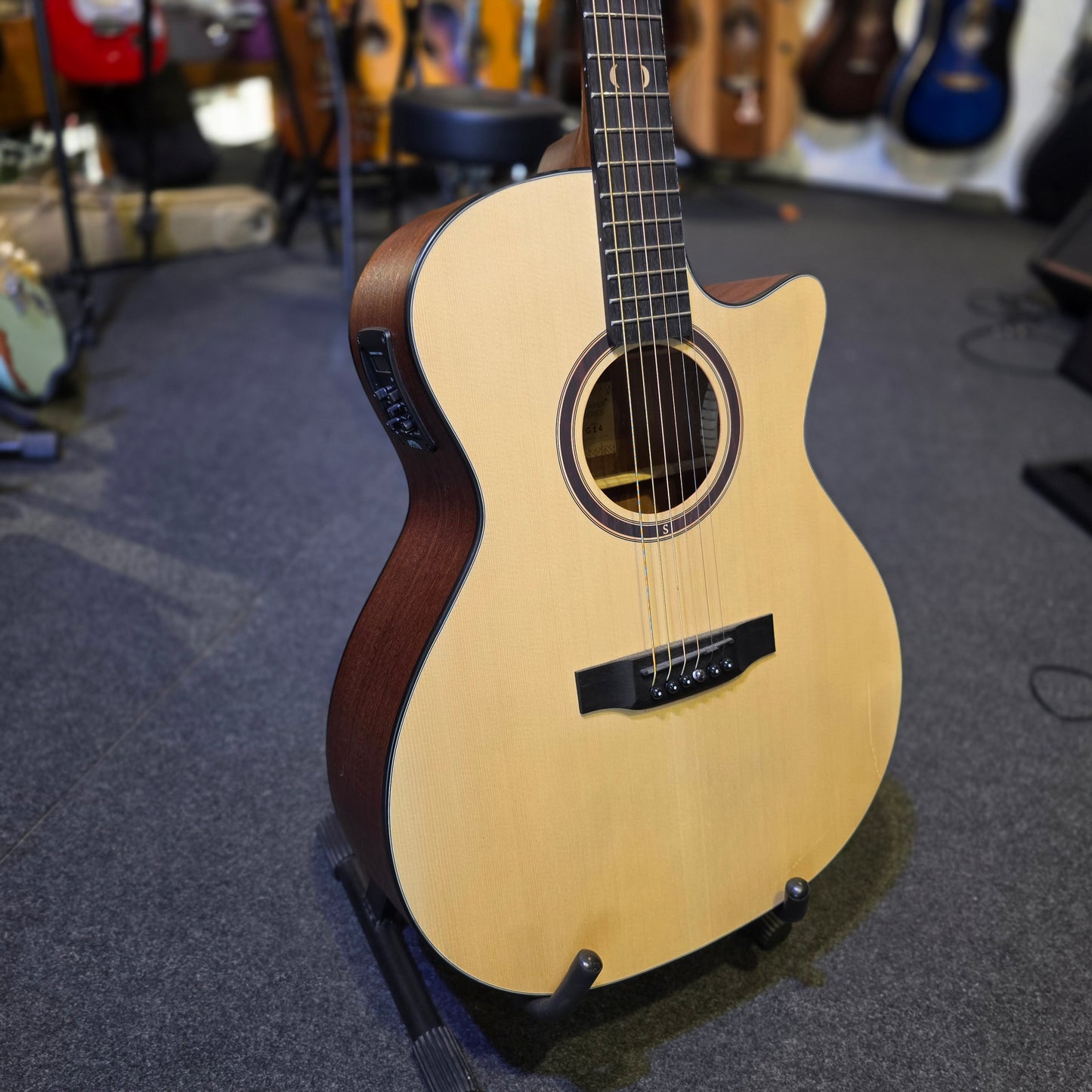 BRUGT: Santana G14NS player series med indbygget preamp akustisk guitar