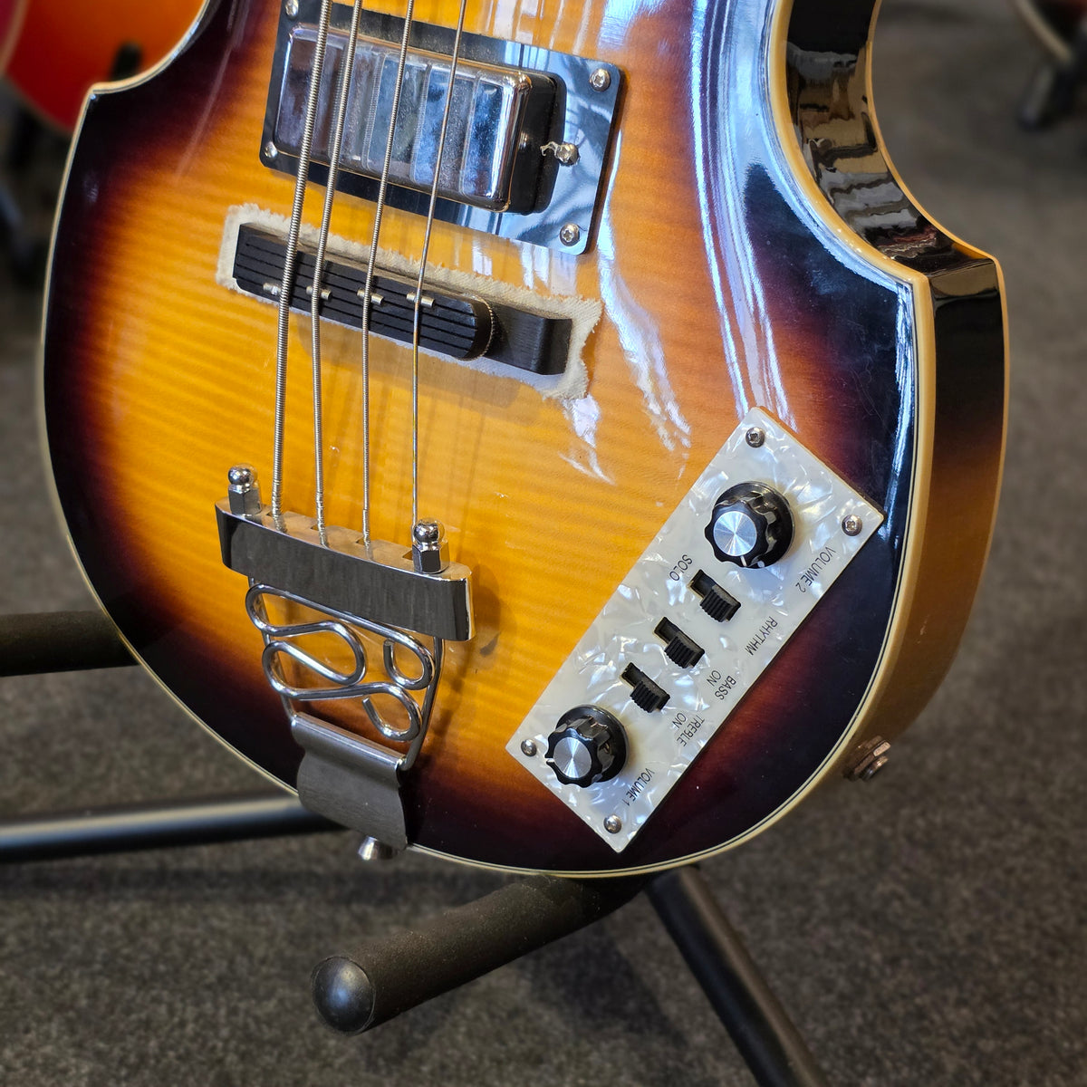 BRUGT: Harley Benton VS vintage series, violin bass