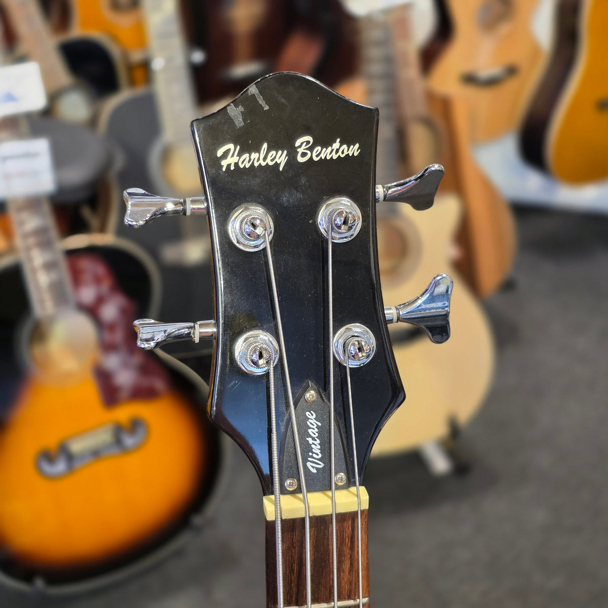 BRUGT: Harley Benton VS vintage series, violin bass