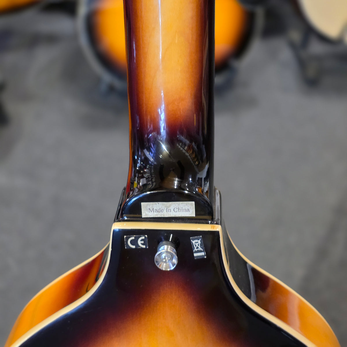 BRUGT: Harley Benton VS vintage series, violin bass