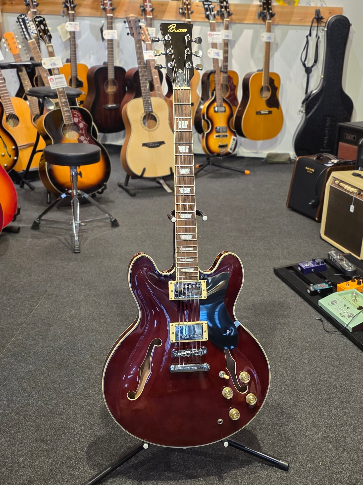 BRUGT: Beaton Graceful WR semi hollow elguitar