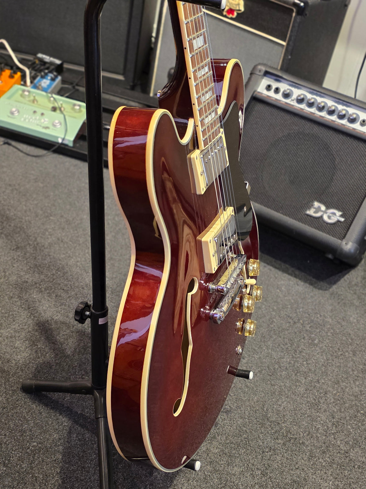 BRUGT: Beaton Graceful WR semi hollow elguitar