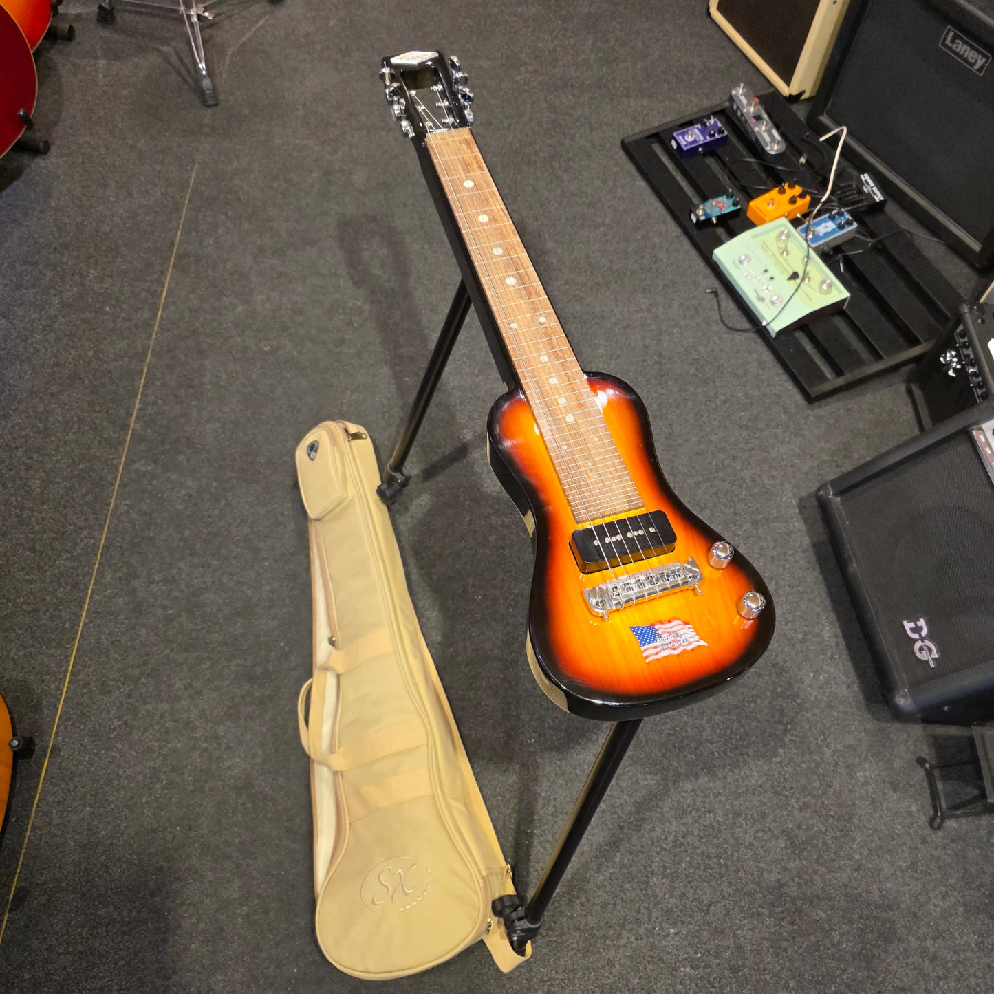 BRUGT: SX lap steel elguitar LG22TS Ash Series med taske og tripod stand