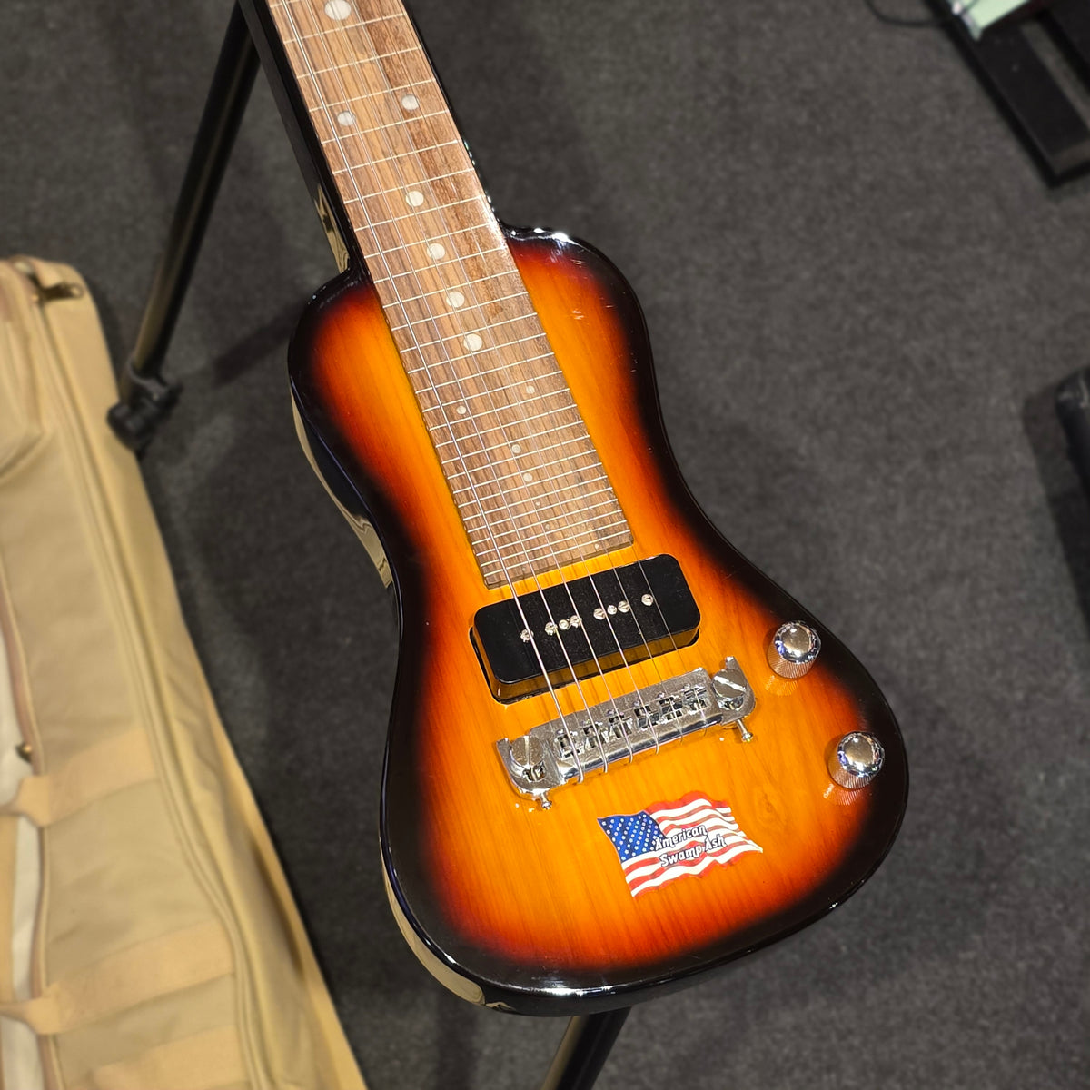 BRUGT: SX lap steel elguitar LG22TS Ash Series med taske og tripod stand