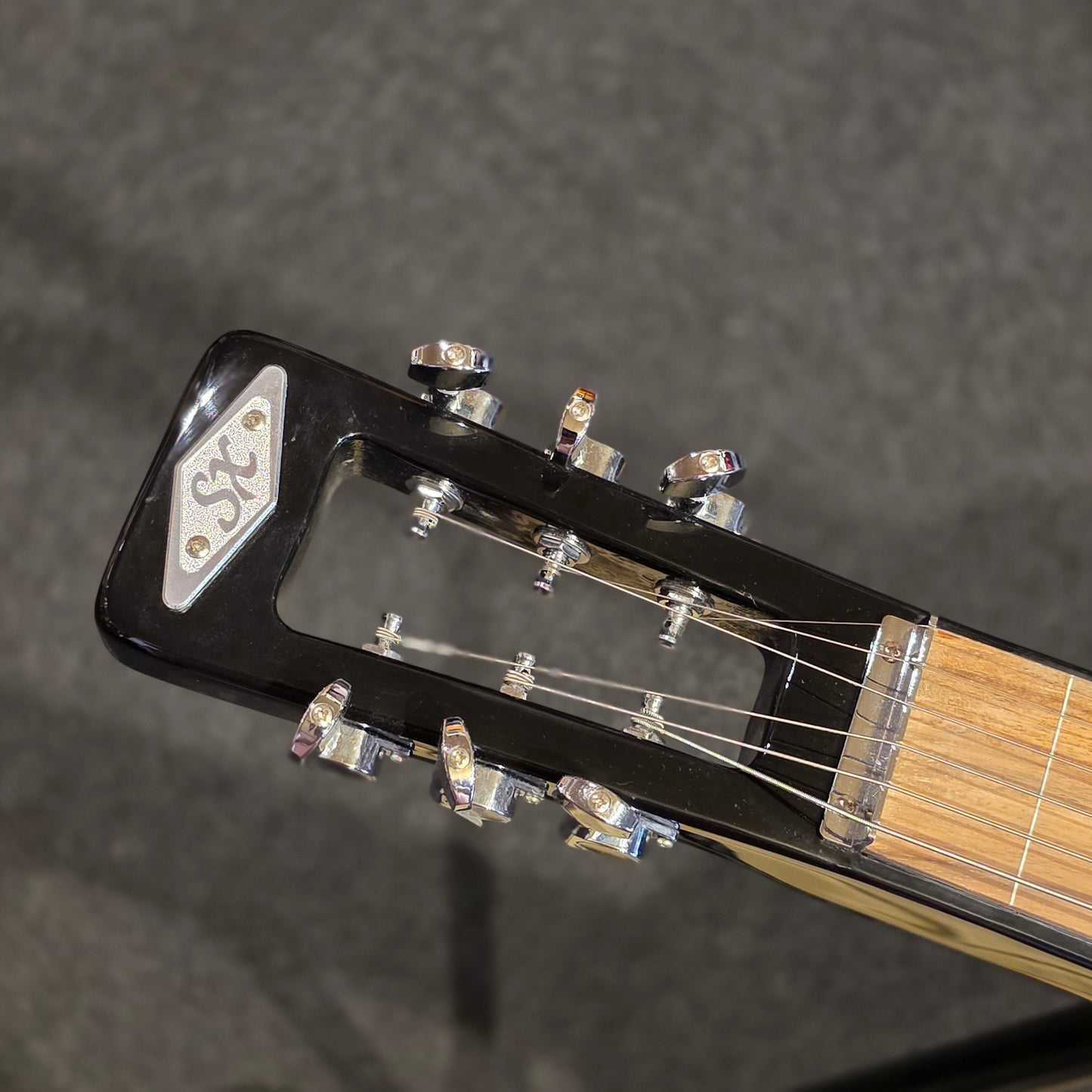 BRUGT: SX lap steel elguitar LG22TS Ash Series med taske og tripod stand