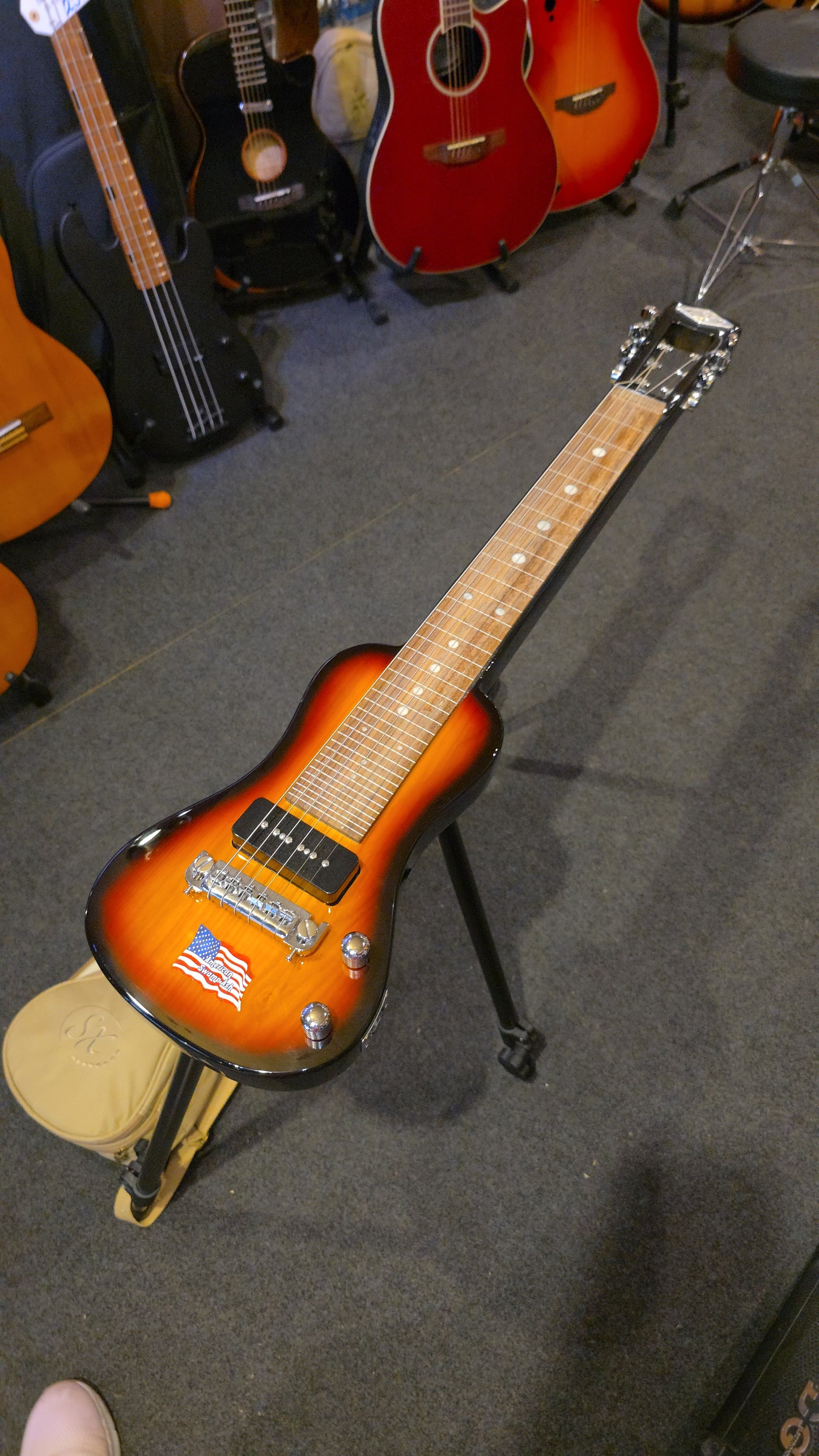 BRUGT: SX lap steel elguitar LG22TS Ash Series med taske og tripod stand