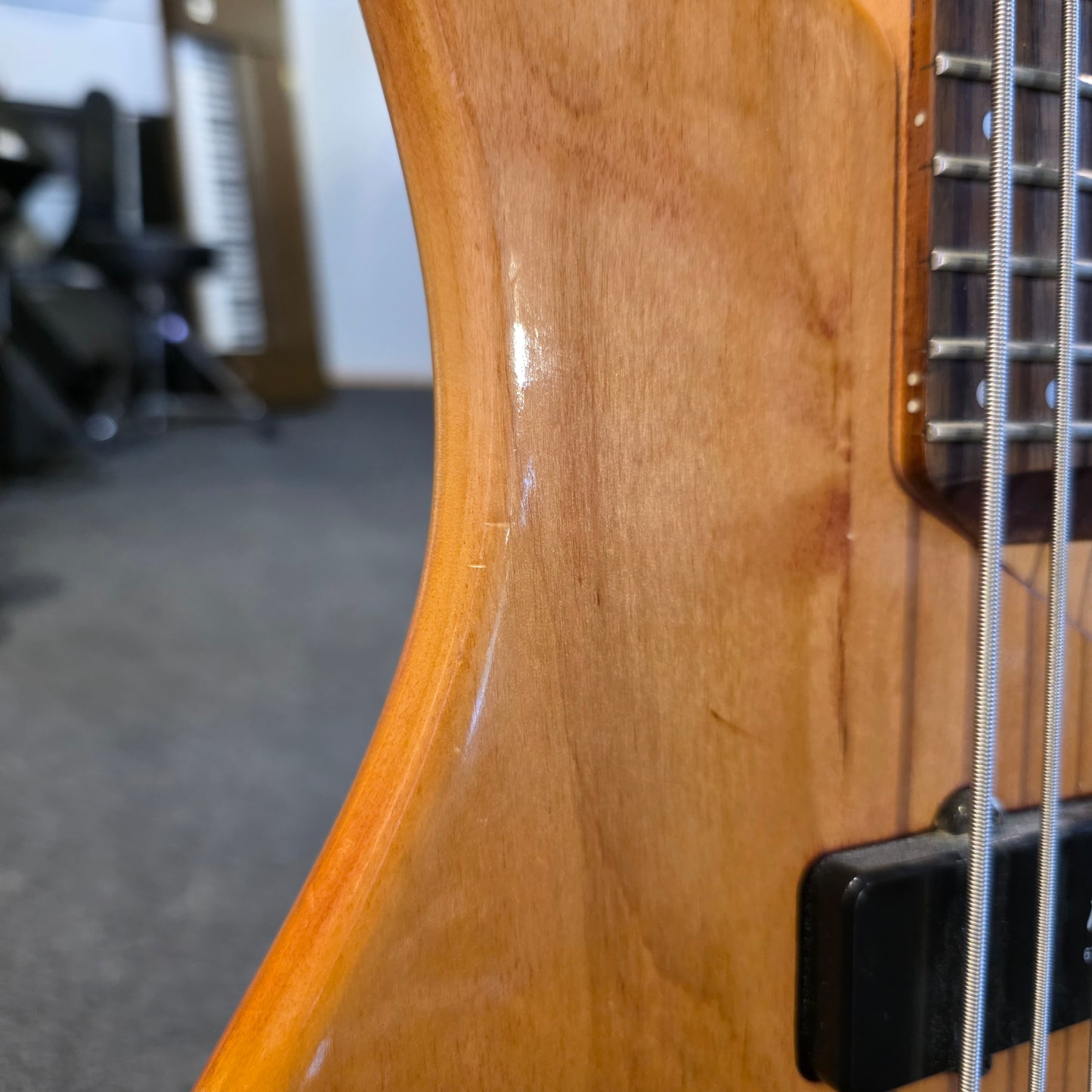 BRUGT: Washburn XB-600 natural, 6 strenget elbas
