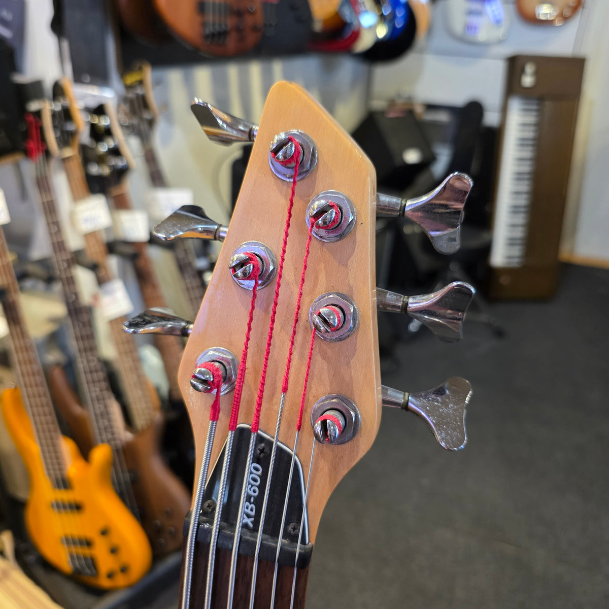 BRUGT: Washburn XB-600 natural, 6 strenget elbas