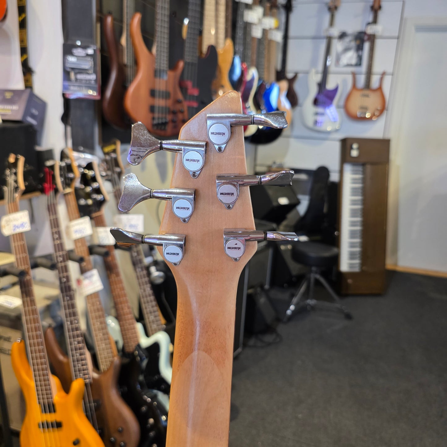BRUGT: Washburn XB-600 natural, 6 strenget elbas