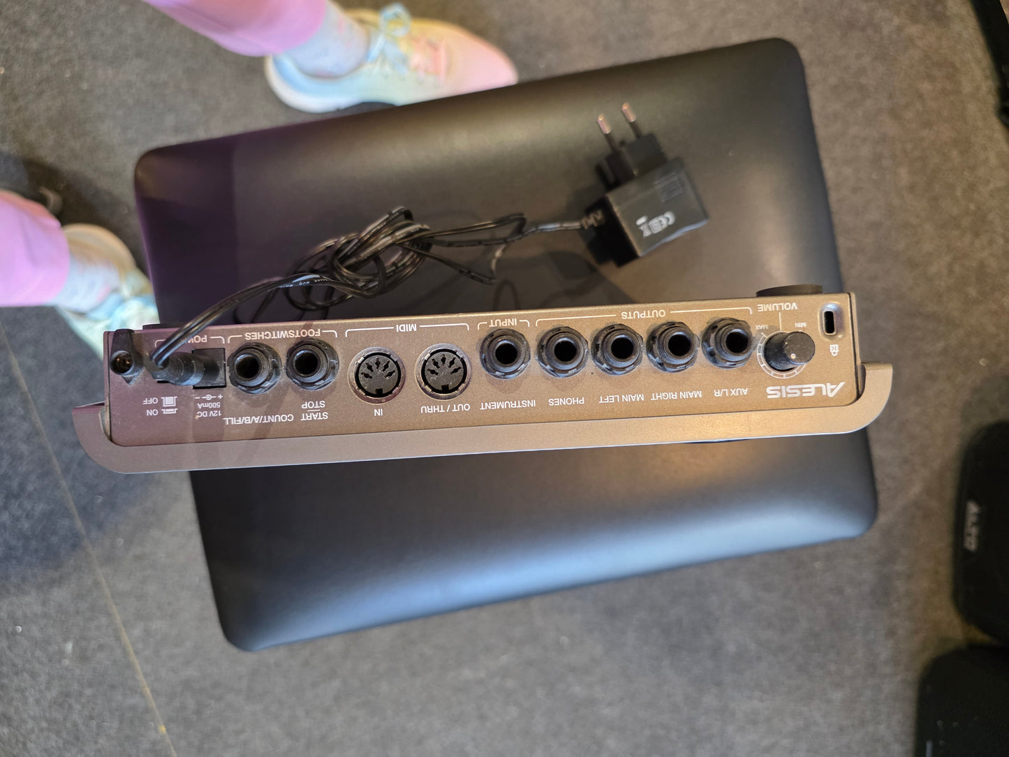BRUGT: Alesis SR18 Drum Machine