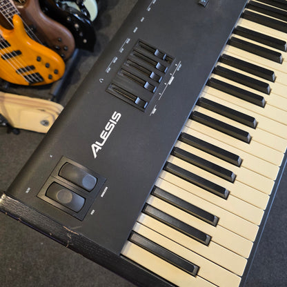 BRUGT: Alesis QS8 ,  88 tangenters synthesizer fra 1990'erne