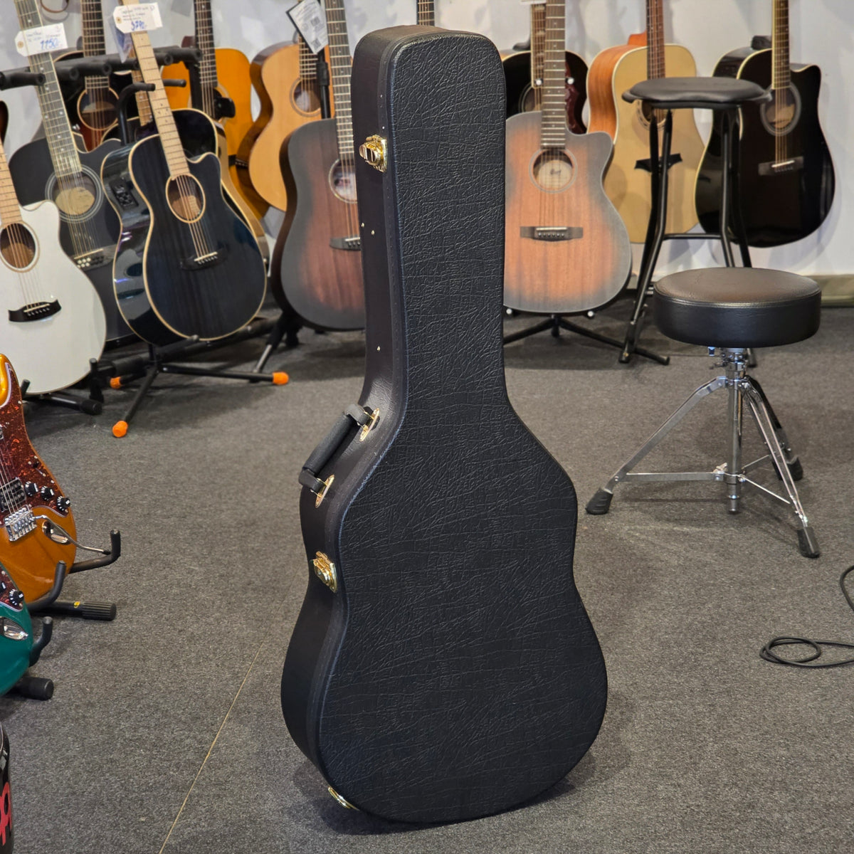 BRUGT: Noname hardcase til akustisk / western guitar