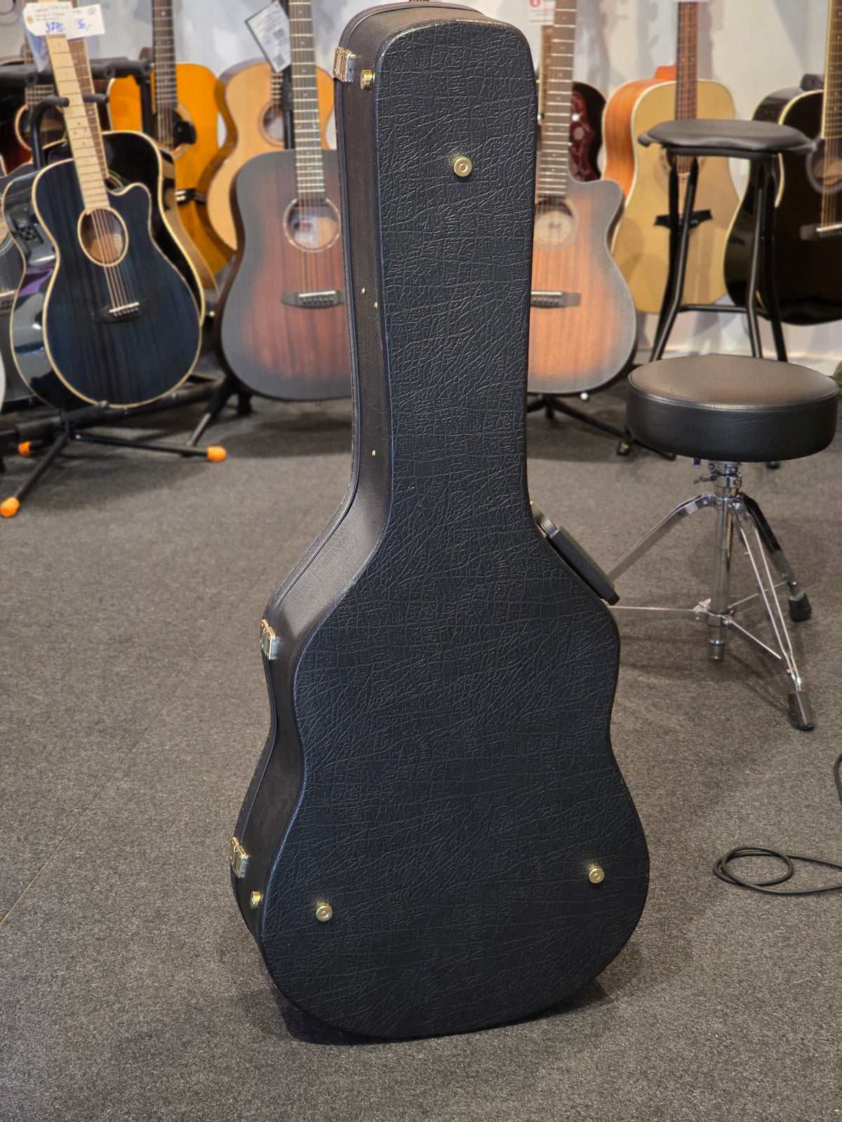 BRUGT: Noname hardcase til akustisk / western guitar
