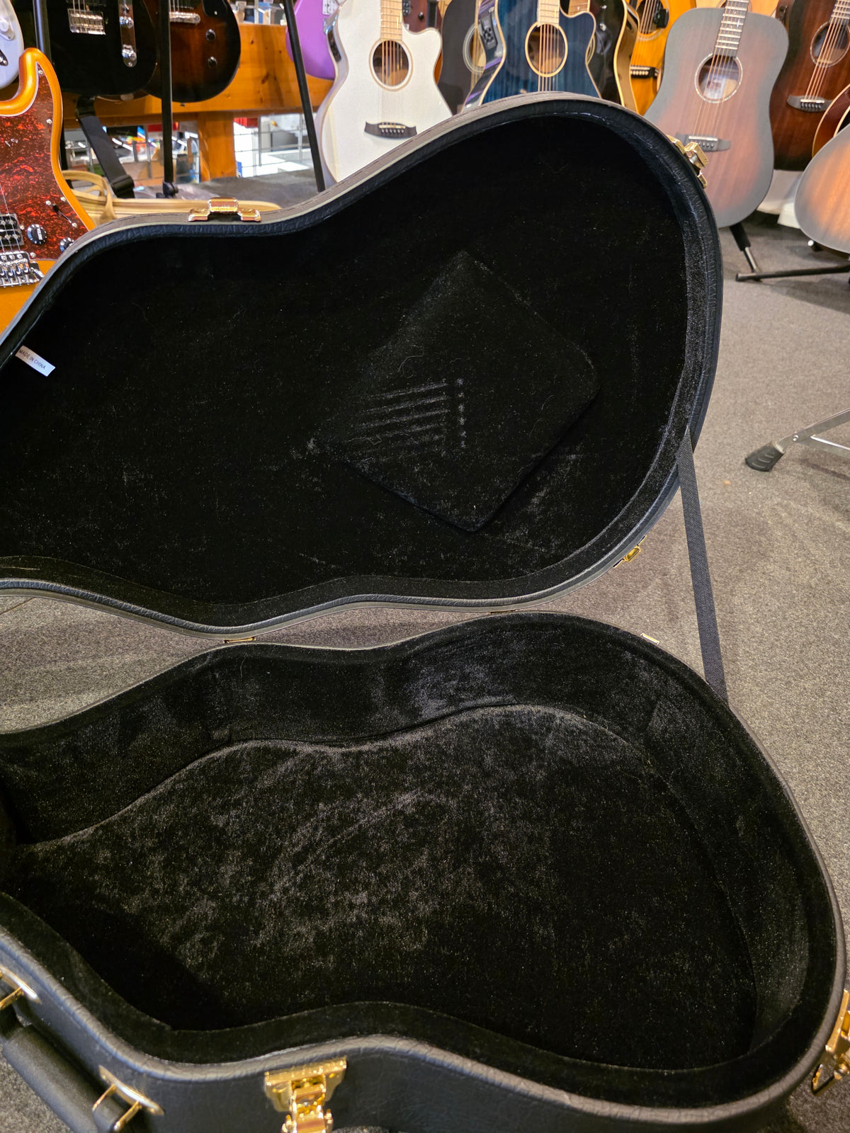 BRUGT: Noname hardcase til akustisk / western guitar
