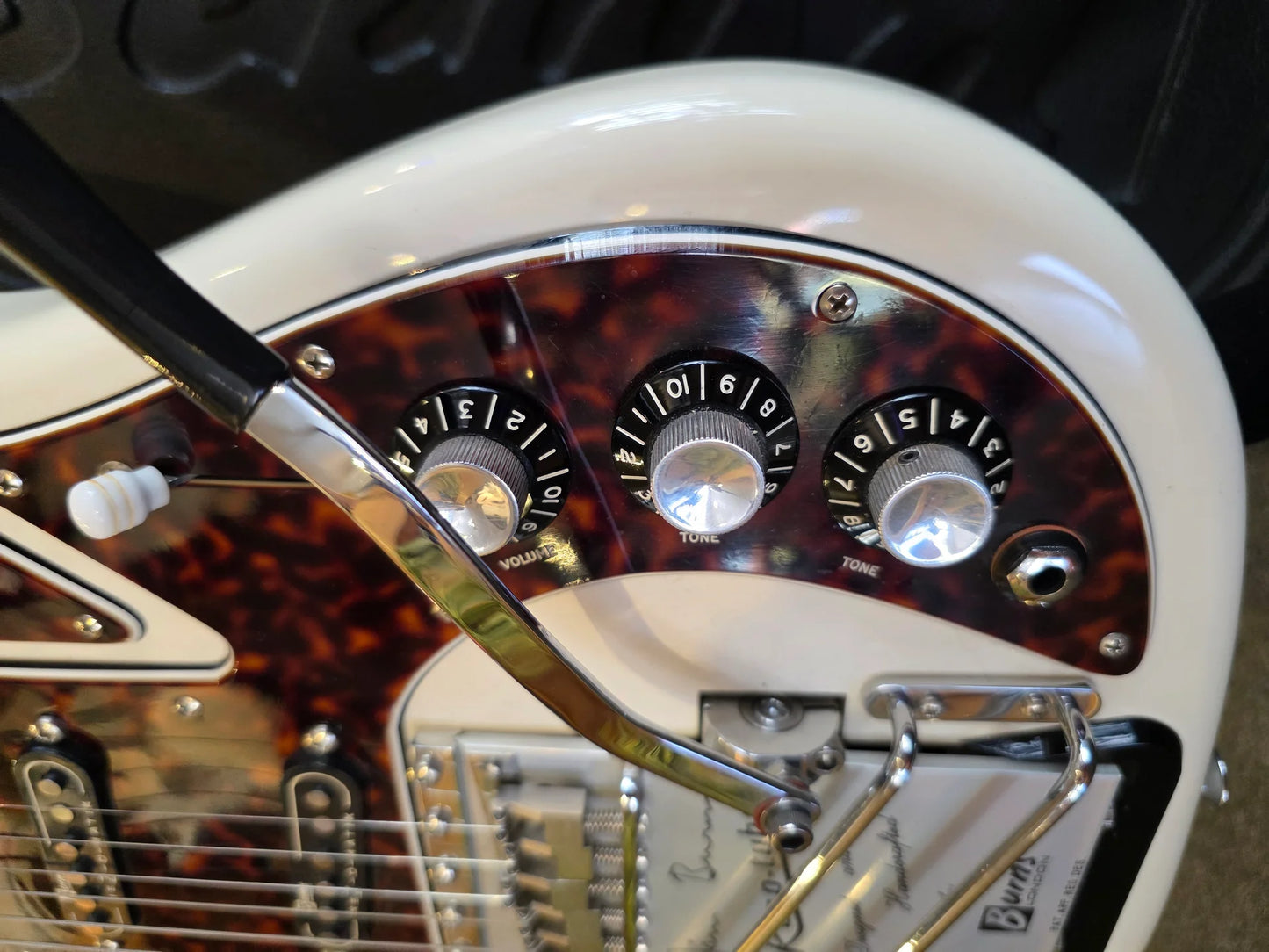 USED: Burns Hank Marvin Legend Deluxe Custom Shop electric guitar incl. certificate and original hard case